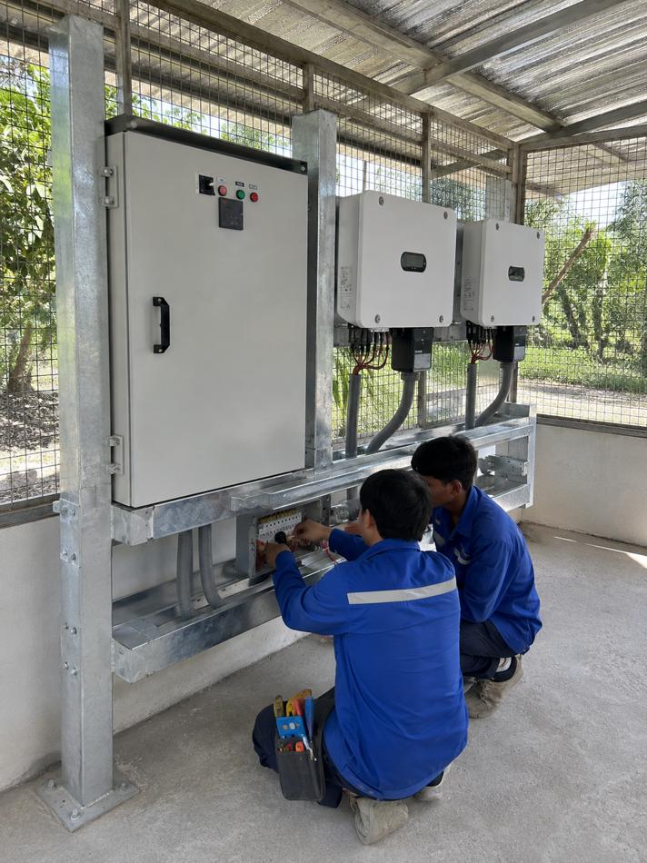 ผลงานติดตั้ง ท่าข้าวโรงสีพงษ์นิยม 100 kW — ต่อวงจรในตู้ควบคุม