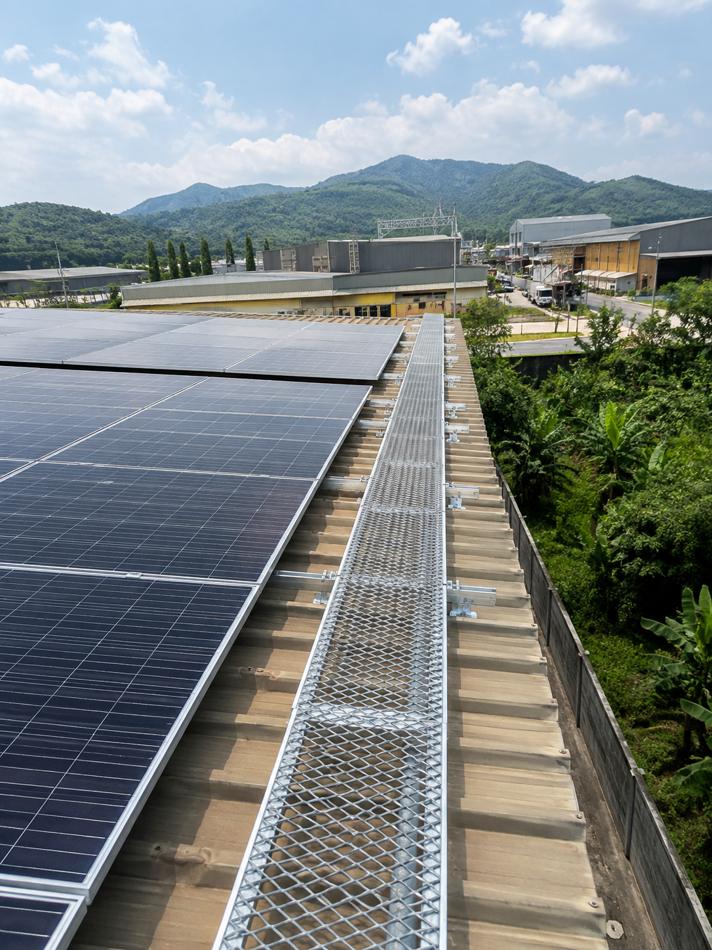 ผลงานติดตั้ง ท่าข้าวโรงสีพงษ์นิยม 100 kW — ทางเดินตรวจสอบข้างแนวแผง