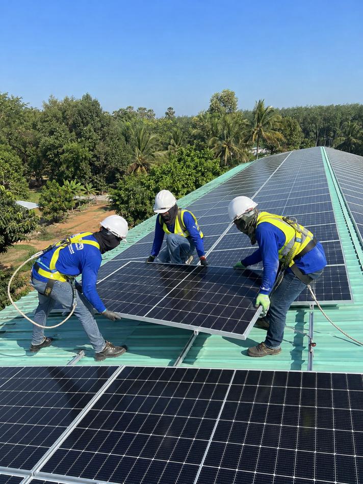 ผลงานติดตั้ง ท่าข้าวโรงสีพงษ์นิยม 100 kW — ยกแผงขึ้นติดตั้งบนแนวราง